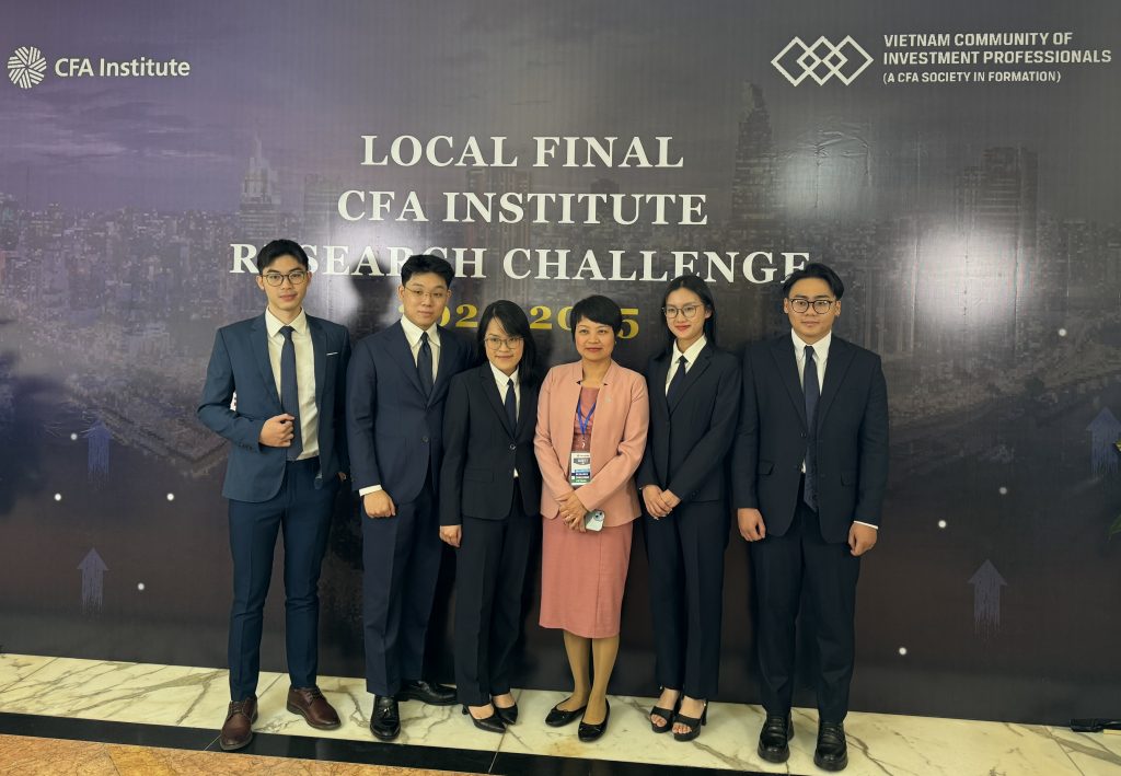 Bà Nguyễn Hoài Phương - Chủ tịch amiCoach chụp ảnh lưu niệm cùng đội Vô địch Bà Nguyễn Hoài Phương - Chủ tịch amiCoach chụp ảnh lưu niệm cùng đội Vô địch